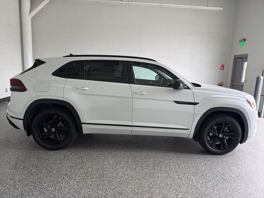 2026 Volkswagen Atlas Cross Sport 2.0T SEL R-Line Black