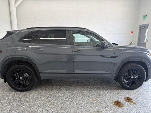 2026 Volkswagen Atlas Cross Sport 2.0T SEL R-Line Black