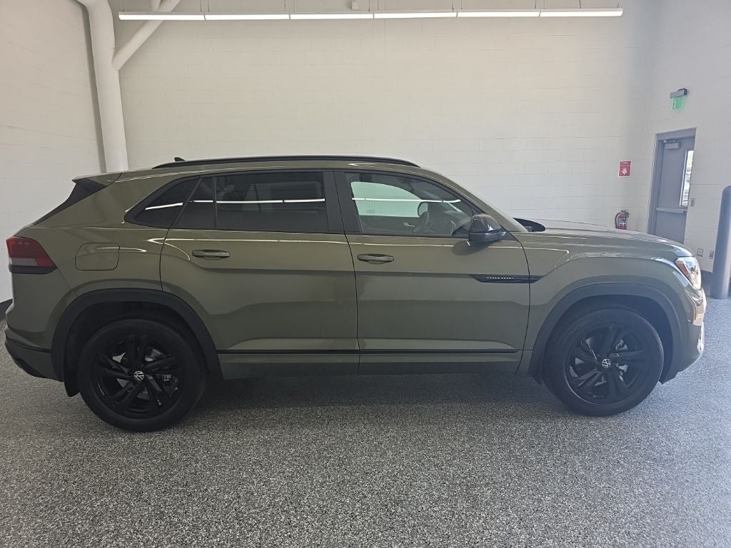 2026 Volkswagen Atlas Cross Sport 2.0T SEL R-Line Black