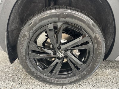 2026 Volkswagen Atlas Cross Sport 2.0T SEL R-Line Black