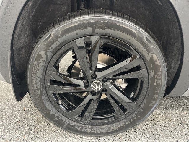 2026 Volkswagen Atlas Cross Sport 2.0T SEL R-Line Black