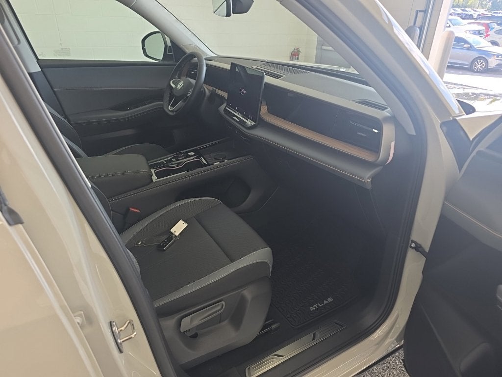 2027 Volkswagen Atlas SE w/Technology