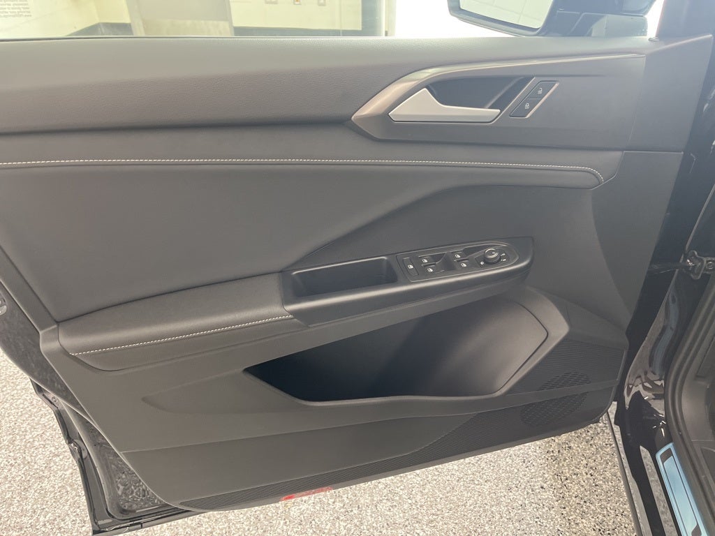 2026 Volkswagen Taos 1.5T SE Black