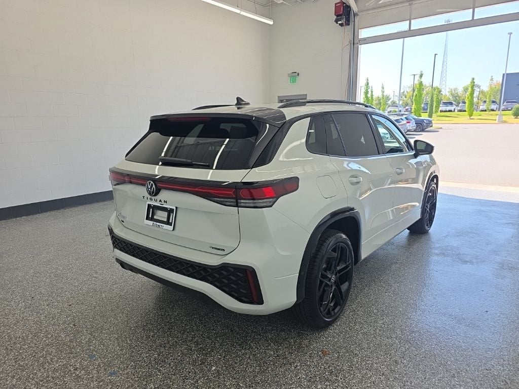 2026 Volkswagen Tiguan 2.0T SE R-Line Black