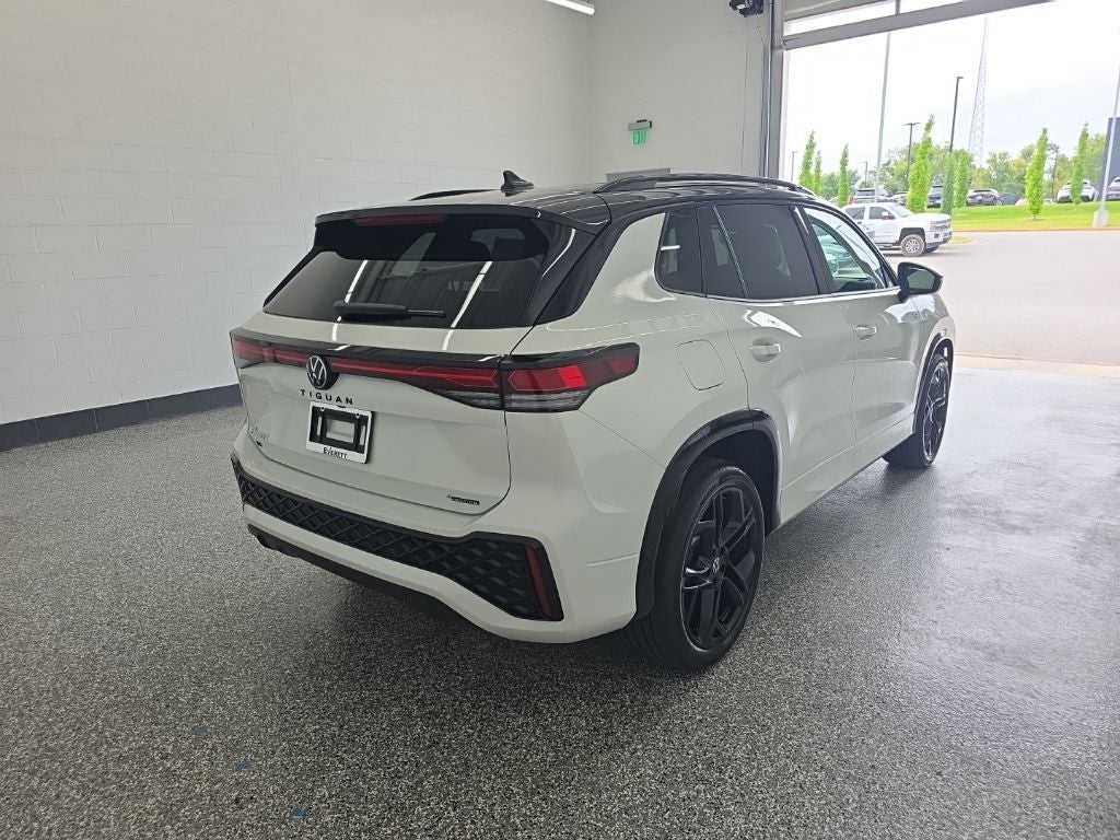 2026 Volkswagen Tiguan 2.0T SE R-Line Black