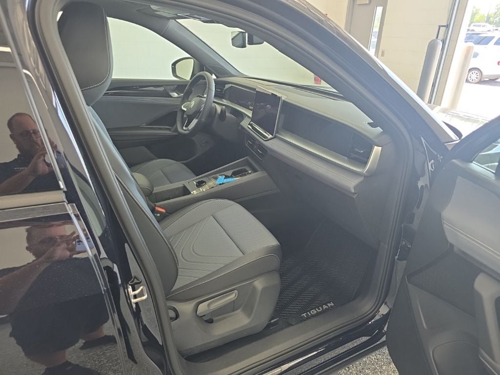2026 Volkswagen Tiguan 2.0T SE R-Line Black