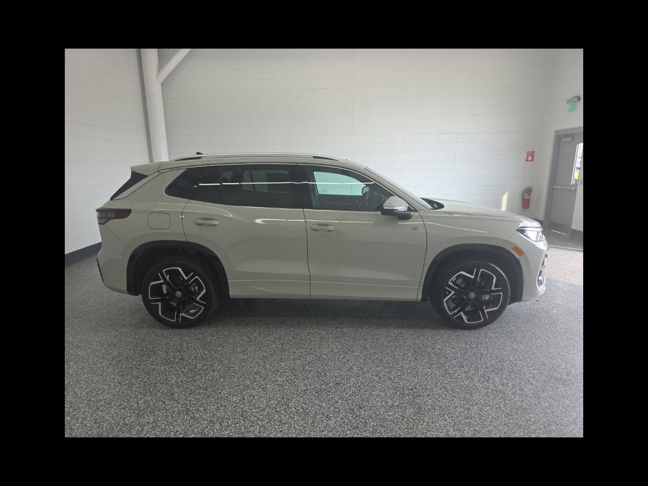 2026 Volkswagen Tiguan SEL R-Line Turbo